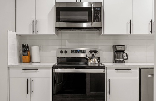 Calgary Apartment | Family-Friendly 2 Bedroom Suite with Kitchen & Breakfast