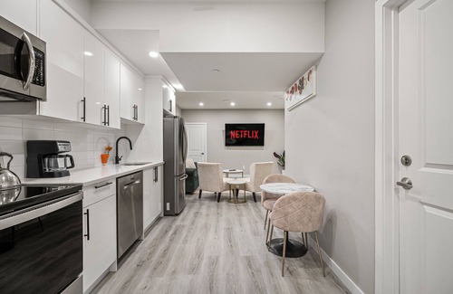 Calgary Apartment | Family-Friendly 2 Bedroom Suite with Kitchen & Breakfast