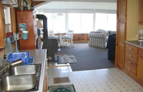 Richmond Cottage | Charming Waterfront Cottage with Pool and Lake View
