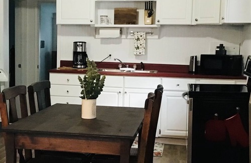 Bellepoint House | Child-Friendly Riverfront 2 Bedroom House with Kitchen