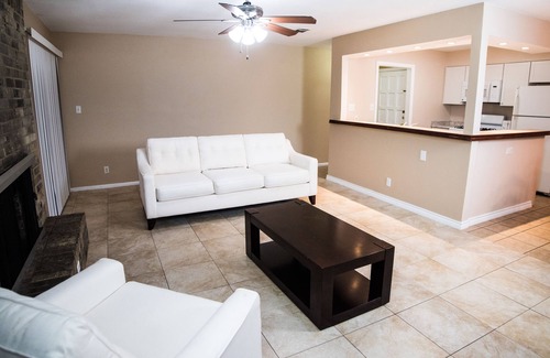 Pecan Springs Springdale House | 2 Bedroom, 1 Bathroom Duplex Located In Central Austin