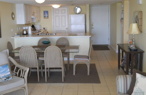 Sunnyside Condo | Cozy Oceanfront 2-Bedroom Retreat with Beach Chairs