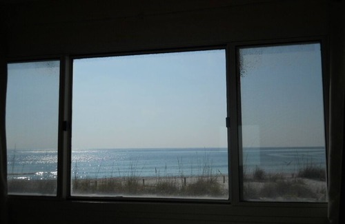 Sunnyside Condo | Cozy Oceanfront 2-Bedroom Retreat with Beach Chairs