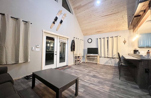 Detroit Cabin | Spacious 2 Bedroom Cabin with Lake View & Pet-Friendly Amenities