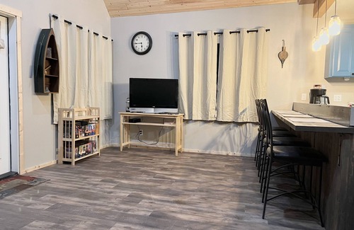 Detroit Cabin | Spacious 2 Bedroom Cabin with Lake View & Pet-Friendly Amenities