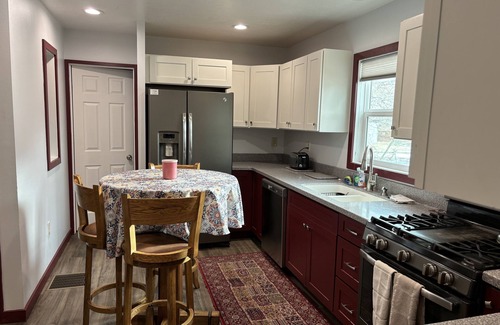 Cody Cabin | Ideal 2 Bedroom Cottage with Ocean View and Breakfast