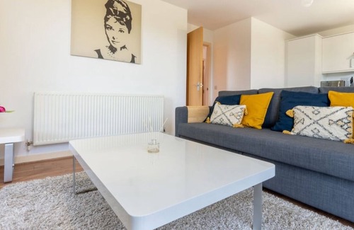 London Borough of Hounslow Apartment | 2 Bedroom 2 Bathroom Bright Modern Apartment Free Parking & Free Gym Access WiFi