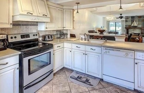 Casa del Mar Apartment | 2 Bedroom 654965 by Houzlet