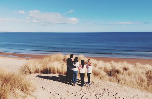 Cresswell House | Cozy 2-Bedroom Retreat at Cresswell Beach with Ocean Views