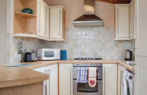 Hopton on Sea Cottage | Family-Friendly 2 Bedroom Stay with Ocean View in Hopton