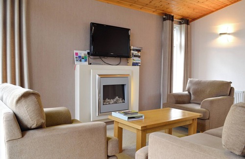 Hopton on Sea Cottage | Family-Friendly 2 Bedroom Stay with Ocean View in Hopton