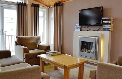 Hopton on Sea Cottage | Family-Friendly 2 Bedroom Stay with Ocean View in Hopton