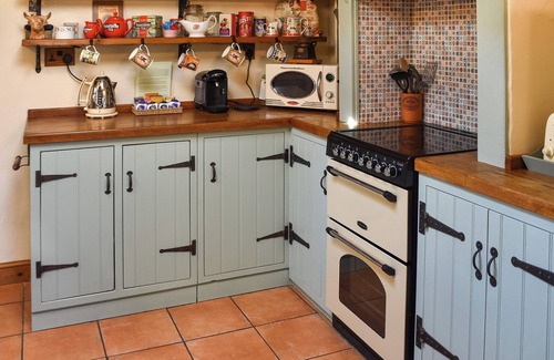 Hopton on Sea Cottage | Charming Seaside Retreat Steps from Beach and Village Amenities