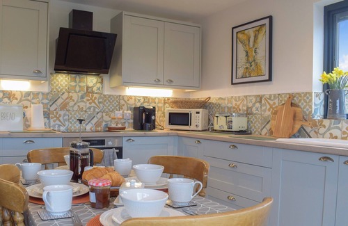 Hereford Cottage | Tranquil Retreat in Herefordshire Countryside with Lake Views