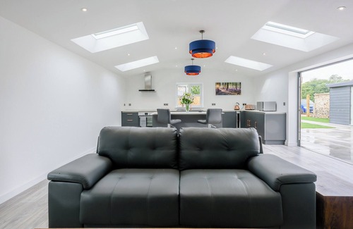Brandon Cottage | Cozy 2-Bedroom Retreat in Santon Downham with Spa