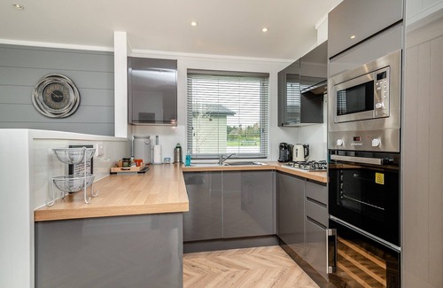 Shepton Mallet Ski Chalet | Modern 2 Bedroom Retreat at Midsomer House, East Compton