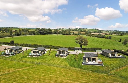 Shepton Mallet Ski Chalet | Modern 2 Bedroom Retreat at Midsomer House, East Compton