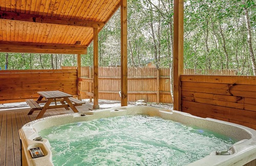 Freehay Ski Chalet | Comfortable 2-Bedroom Retreat in Freehay, Cheadle