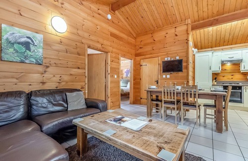Freehay Ski Chalet | Relaxing 2-Bedroom Retreat with Spa and Hot Tub in Freehay