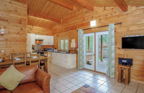 Freehay Ski Chalet | Cozy 2-Bedroom Retreat with Spa & Hot Tub in Freehay