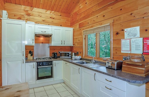 Freehay Ski Chalet | Cozy 2-Bedroom Retreat with Spa & Hot Tub in Freehay