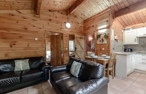 Freehay Ski Chalet | Cozy 2-Bedroom Retreat with Spa & Hot Tub in Freehay