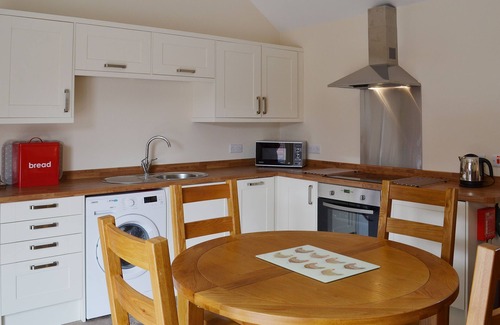 Sutton on Trent Cottage | Pet-Friendly 2 Bedroom Stay with Lake View in Sutton-on-Trent