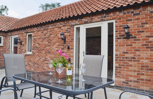 Sutton on Trent Cottage | Pet-Friendly 2 Bedroom Stay with Lake View in Sutton-on-Trent