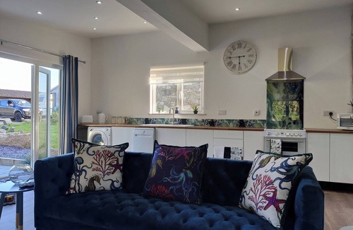 St Wenn Cottage | Bright and Welcoming Holiday Home with Family-Friendly Amenities