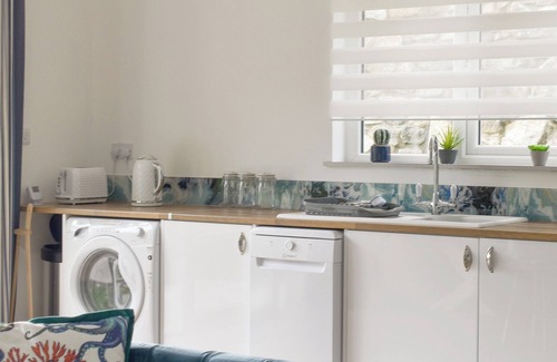 St Wenn Cottage | Bright and Welcoming Holiday Home with Family-Friendly Amenities
