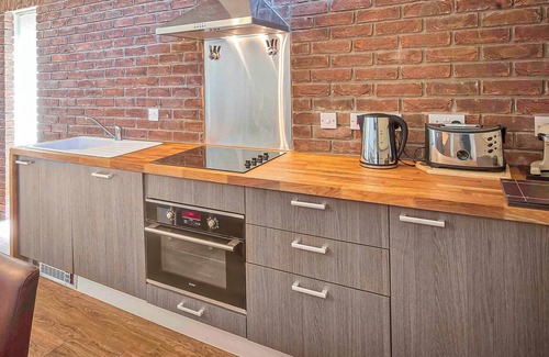 Dukeries Mill Ski Chalet | Comfortable Lodge with Spa, Kitchen, and Family-Friendly Amenities