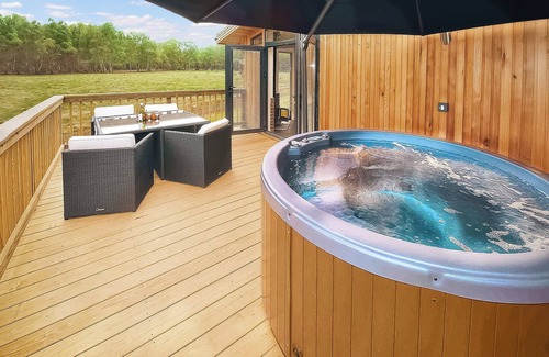 Dukeries Mill Ski Chalet | Comfortable Lodge with Spa, Kitchen, and Family-Friendly Amenities