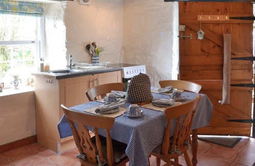 Lower Trengale Cottage | Scenic Retreat by Siblyback Dam with Lake Views & Breakfast