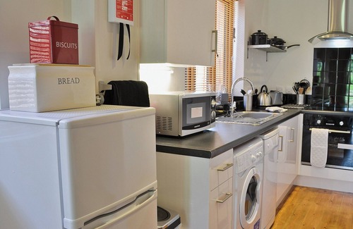 Sheffield Green Cottage | Pet-Friendly 2 Bedroom Stay at Sheffield Park with Kitchen