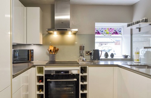 Blair Atholl Cottage | Top-Rated 2 Bedroom Stay with Lake View in Blair Atholl