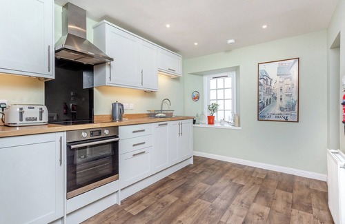 Bonar Bridge Cottage | Family-Friendly 2 Bedroom Stay in Bonar Bridge with Kitchen
