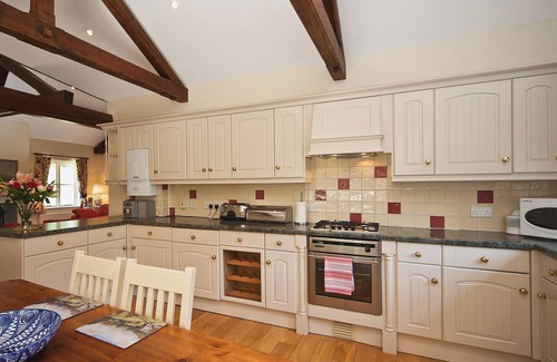Lyme Regis Cottage | Cozy 2-Bedroom Retreat near Lyme Regis with Ocean Views