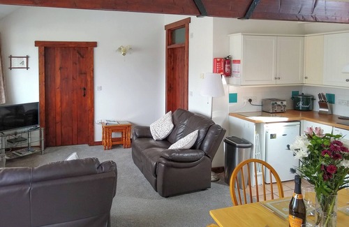 Shipton Gorge Cottage | Pet-Friendly 2 Bedroom Retreat in Scenic Shipton Gorge