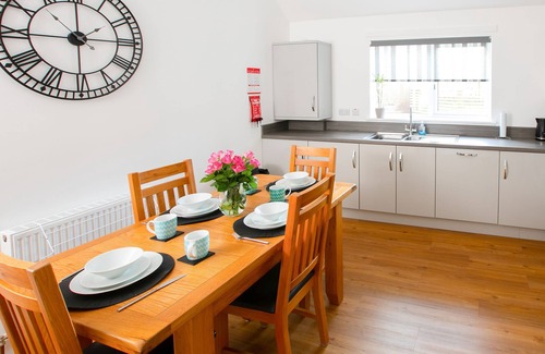 Auchterarder Cottage | Ideal 2-Bedroom Getaway in Auchterarder, Near Gleneagles