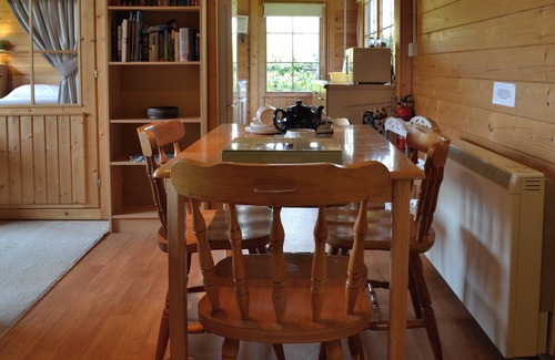 East Dereham Cottage | Stylish Log Cabin Retreat with Pool and Games Room Access