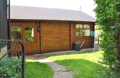 East Dereham Cottage | Stylish Log Cabin Retreat with Pool and Games Room Access