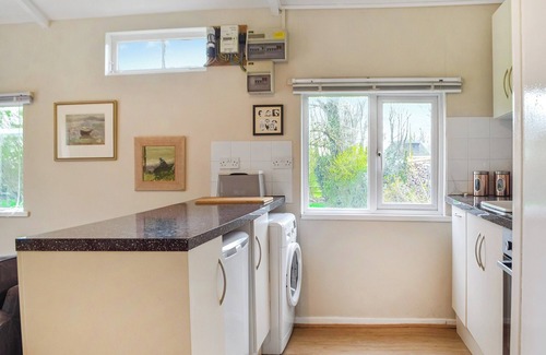 Llanybri Cottage | Cozy 2-Bedroom Retreat with Ocean Views in Llansteffan
