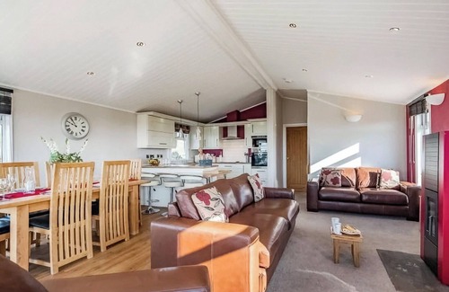 Lochwinnoch Cottage | Cozy 2-Bedroom Retreat in Lochwinnoch with Hot Tub