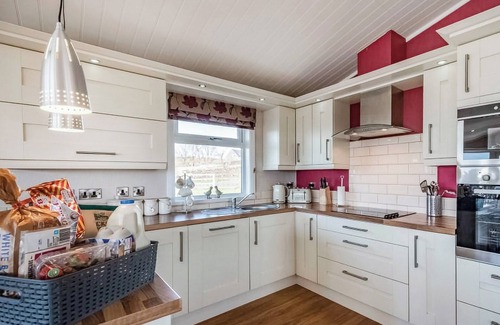 Lochwinnoch Cottage | Cozy 2-Bedroom Retreat in Lochwinnoch with Hot Tub