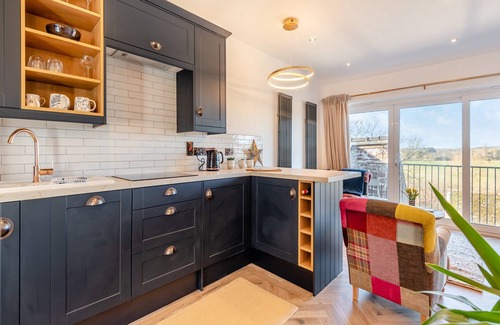 Ross-on-Wye Cottage | Cozy 2-Bedroom Retreat in Ross On Wye with Lake Views