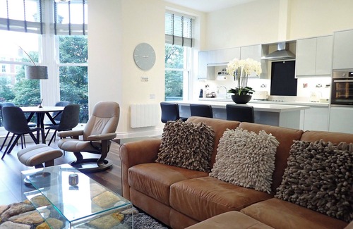 South Cliff Cottage | Cozy 2-Bedroom Stay in Scarborough with Ocean Views