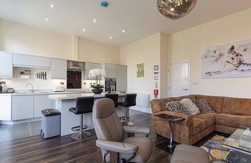 South Cliff Cottage | Cozy 2-Bedroom Stay in Scarborough with Ocean Views