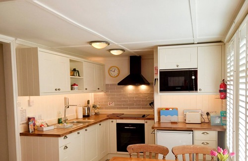 Sea Palling Cottage | Exceptional 2 Bedroom Retreat with Oceanfront Views