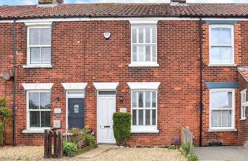 Sea Palling Cottage | Guest Rated 10/10: Oceanfront 2 Bedroom in Sea Palling