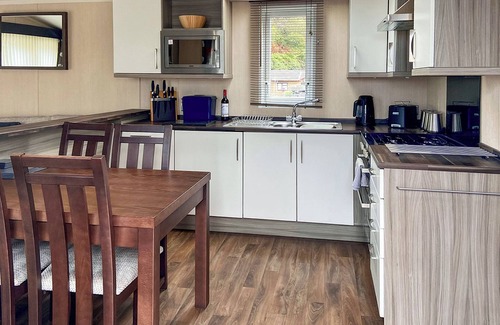 Tan-y-groes Ski Chalet | Stylish Lodge with En-Suite and Family-Friendly Amenities